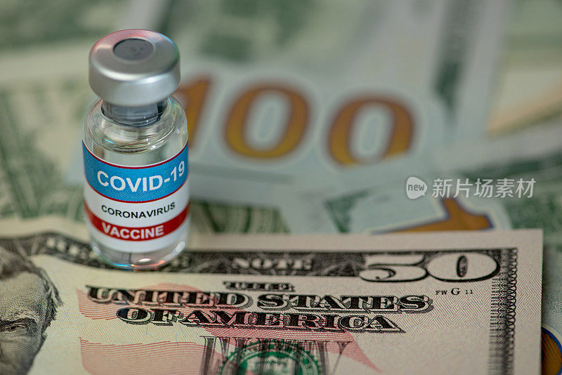 关闭小瓶超过一堆美元- Covid-19疫苗接种的概念